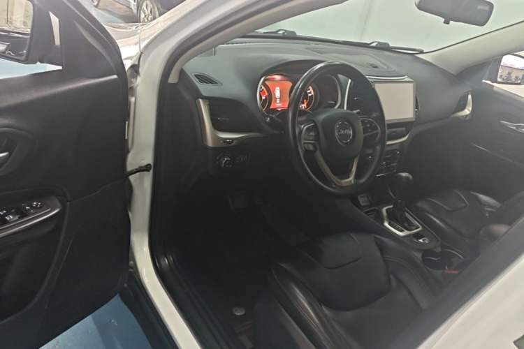 Used Jeep Cherokee 2017 2.4L Leading Smart Edition Driver Seat