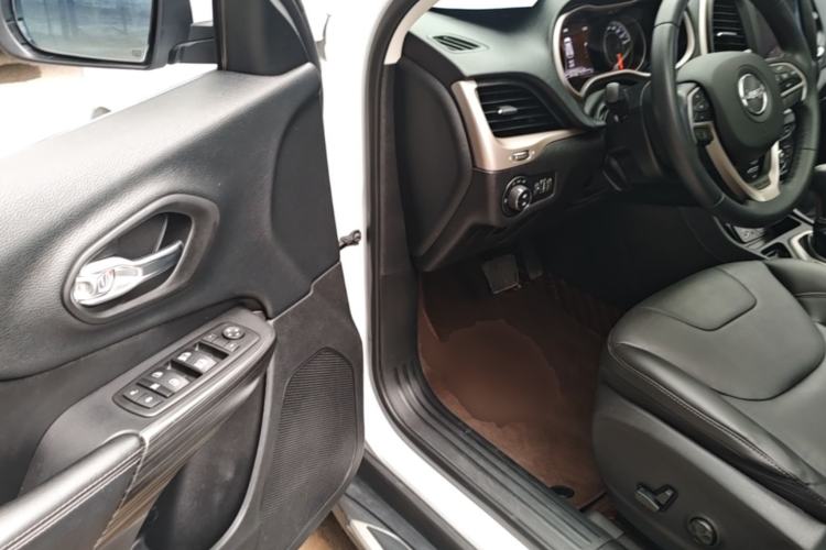 Used Jeep Cherokee 2017 2.0L Superior Edition Driver Seat