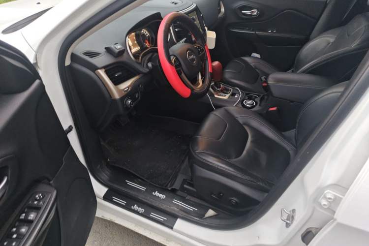 Used Jeep Cherokee 2017 2.4L Professional Smart Edition Driver Seat