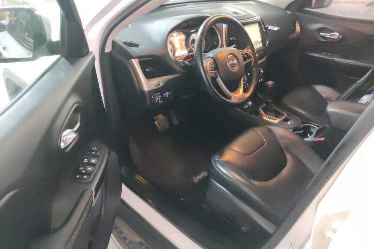 Used Jeep Cherokee 2017 2.4L Leading Smart Edition Driver Seat