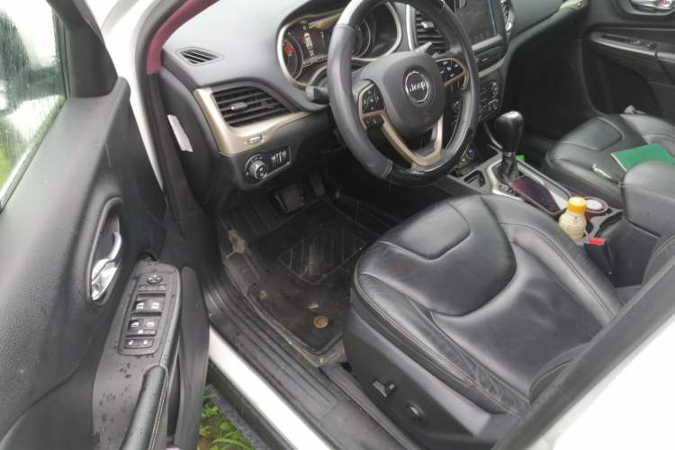 Used Jeep Cherokee 2017 2.0L Superior Edition Driver Seat