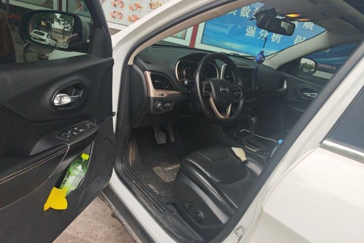 Used Jeep Cherokee 2017 2.0L Superior Edition Driver Seat
