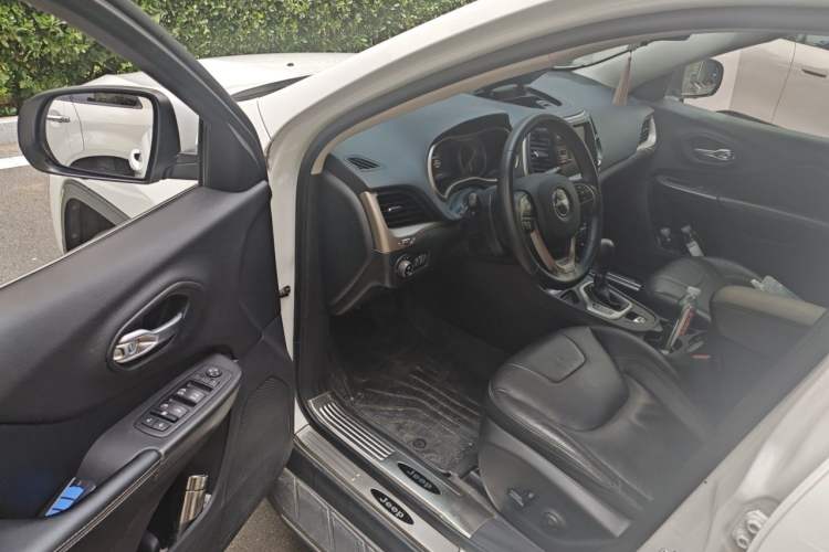 Used Jeep Cherokee 2017 2.0L Superior Edition Driver Seat