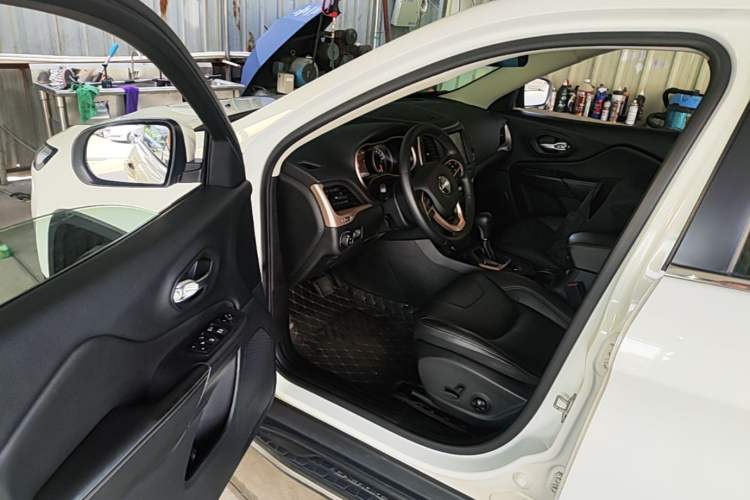 Used Jeep Cherokee 2017 2.4L Leading Smart Edition Driver Seat