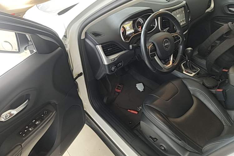 Used Jeep Cherokee 2017 2.4L Leading Smart Edition Driver Seat