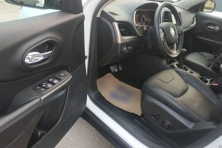 Used Jeep Cherokee 2017 2.0L Superior Edition Driver Seat