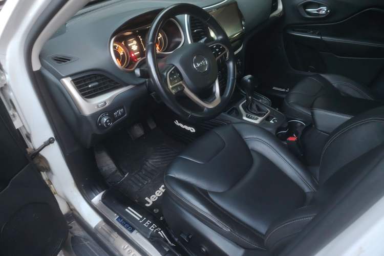 Used Jeep Cherokee 2017 2.4L Leading Edition Driver Seat