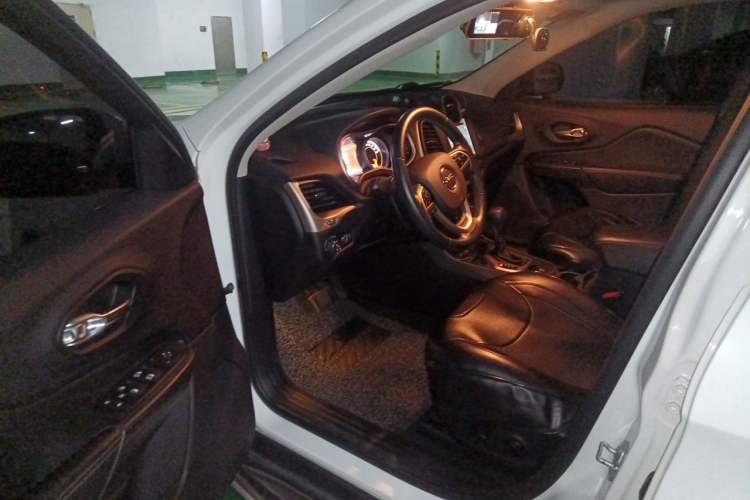 Used Jeep Cherokee 2017 2.0L Superior Edition Driver Seat