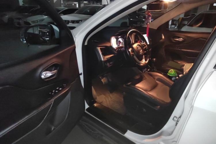 Used Jeep Cherokee 2017 2.0L Superior Edition Driver Seat