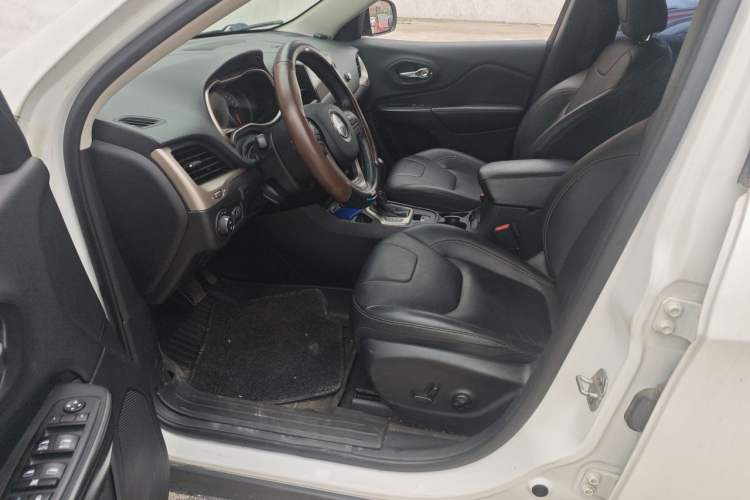 Used Jeep Cherokee 2017 2.0L Superior Edition Driver Seat