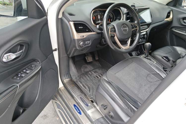 Used Jeep Cherokee 2017 2.0L Superior Edition Driver Seat