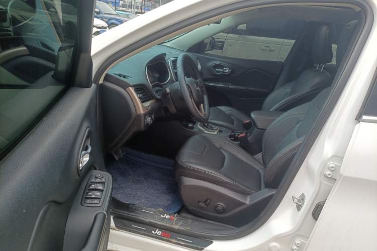 Used Jeep Cherokee 2017 2.4L Professional Smart Edition Driver Seat