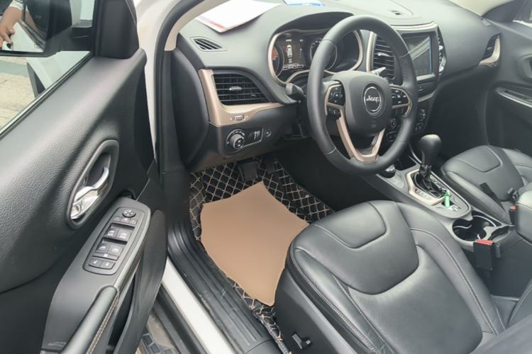 Used Jeep Cherokee 2017 2.4L Superior Edition Driver Seat