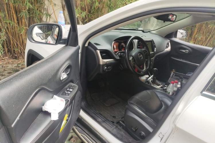 Used Jeep Cherokee 2017 2.0L Superior Edition Driver Seat