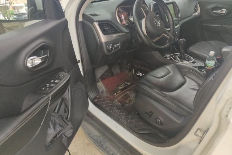 Used Jeep Cherokee 2017 2.0L Superior Edition Driver Seat