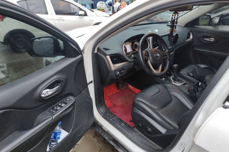 Used Jeep Cherokee 2017 2.0L Superior Edition Driver Seat