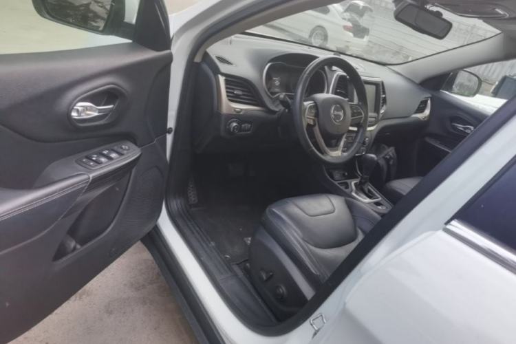 Used Jeep Cherokee 2017 2.0L Superior Edition Driver Seat