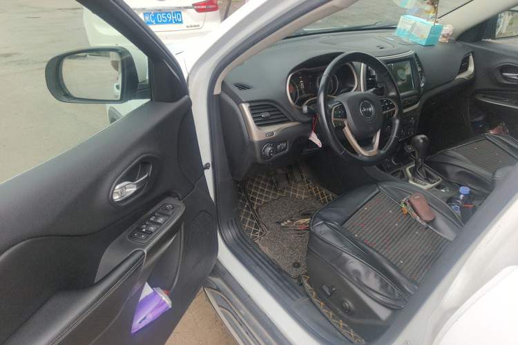 Used Jeep Cherokee 2017 2.0L Superior Edition Driver Seat