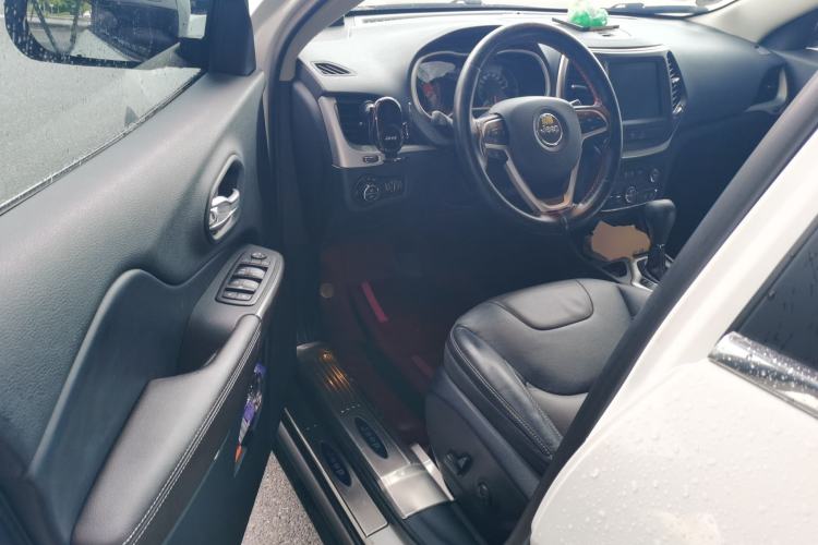 Used Jeep Cherokee 2017 2.0L Superior Edition Driver Seat