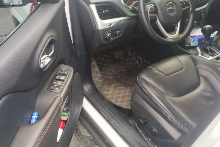 Used Jeep Cherokee 2017 2.4L Professional Edition Driver Seat