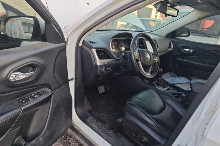 Used Jeep Cherokee 2017 2.4L Leading Smart Edition Driver Seat