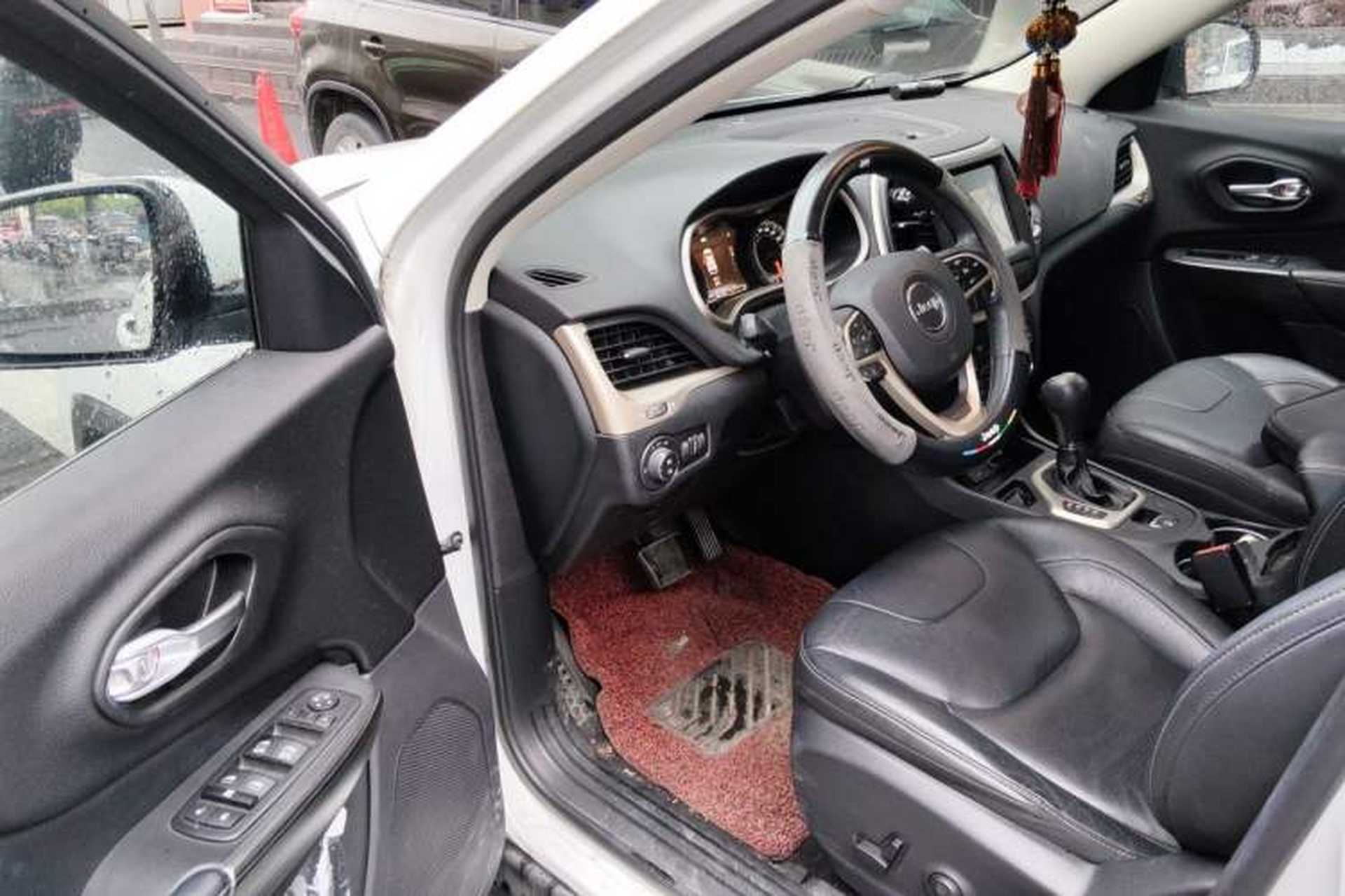 Used Jeep Cherokee 2017 2.4L Leading Smart Edition Driver Seat
