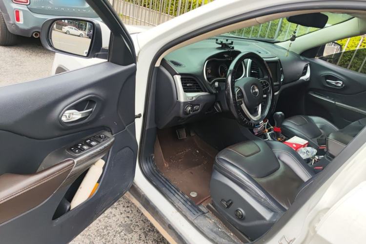 Used Jeep Cherokee 2017 2.0L Superior Edition Driver Seat