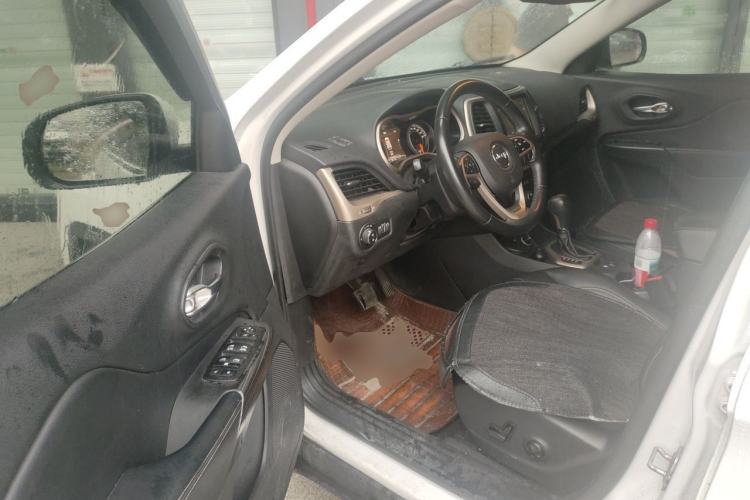Used Jeep Cherokee 2017 2.4L Leading Smart Edition Driver Seat