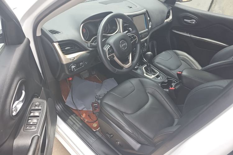 Used Jeep Cherokee 2017 2.4L Excellence Edition Driver Seat