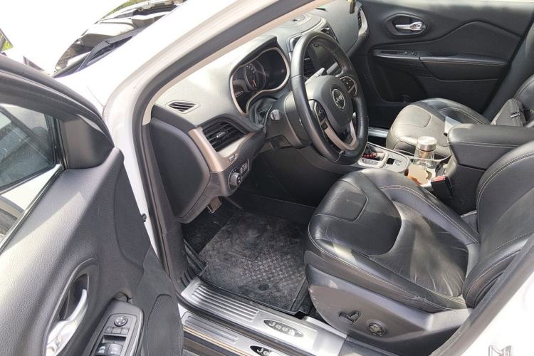 Used Jeep Cherokee 2017 2.0L Superior Edition Driver Seat