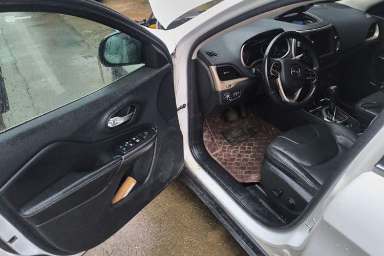 Used Jeep Cherokee 2017 2.0L Superior Edition Driver Seat