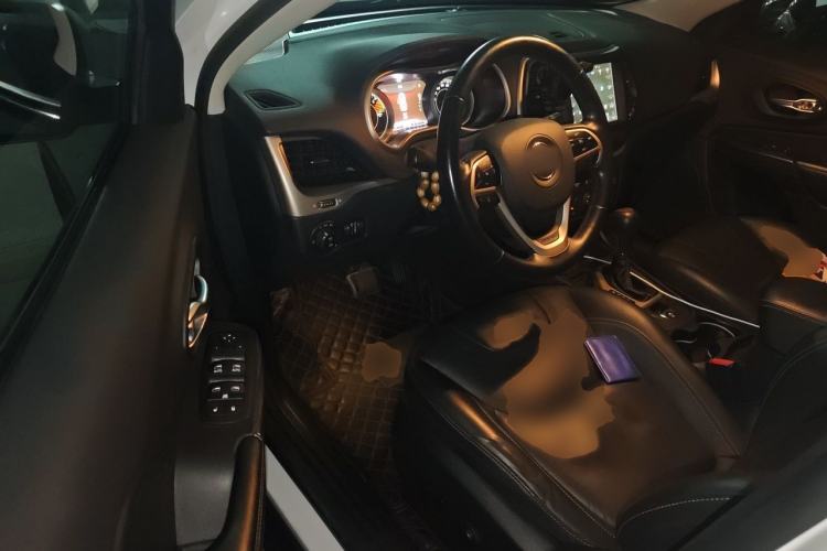 Used Jeep Cherokee 2017 2.0L Superior Edition Driver Seat