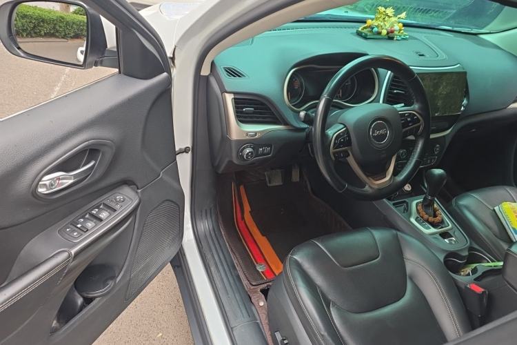 Used Jeep Cherokee 2017 2.0L Superior Edition Driver Seat