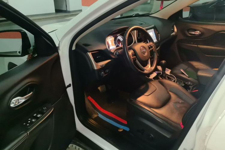 Used Jeep Cherokee 2017 2.0L Superior Edition Driver Seat