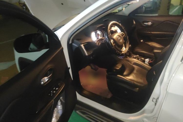Used Jeep Cherokee 2017 2.0L Superior Edition Driver Seat