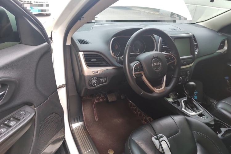 Used Jeep Cherokee 2017 2.0L Superior Edition Driver Seat