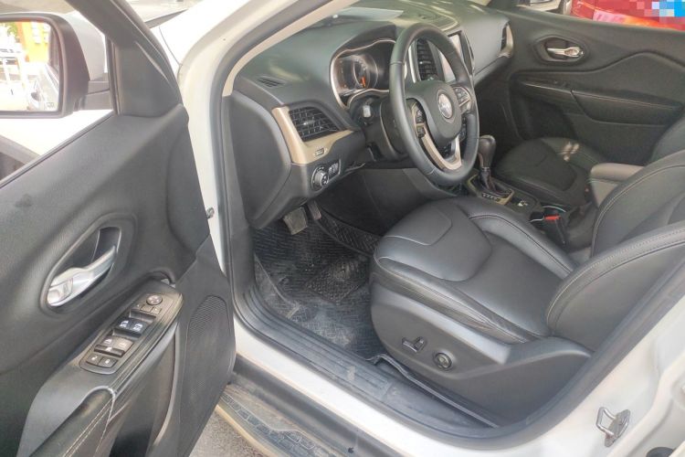 Used Jeep Cherokee 2017 2.0L Superior Edition Driver Seat