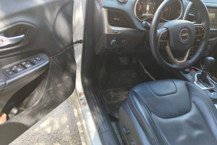 Used Jeep Cherokee 2017 2.4L Professional Smart Edition Driver Seat