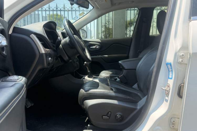 Used Jeep Cherokee 2017 2.4L Leading Smart Edition Driver Seat