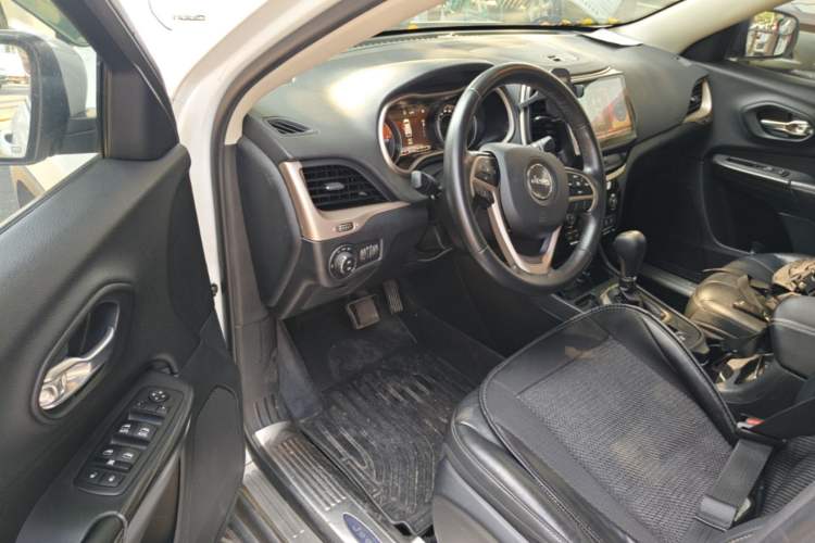 Used Jeep Cherokee 2017 2.0L Superior Edition Driver Seat
