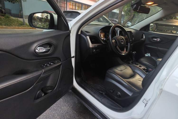 Used Jeep Cherokee 2017 2.4L Leading Smart Edition Driver Seat