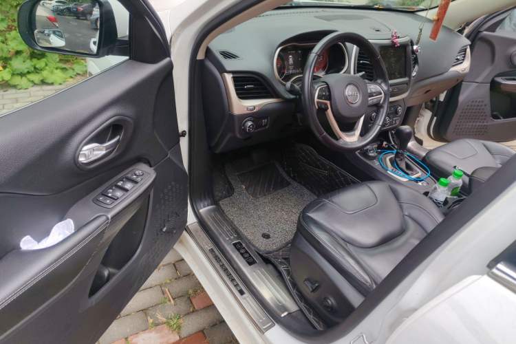 Used Jeep Cherokee 2017 2.4L Professional Smart Edition Driver Seat