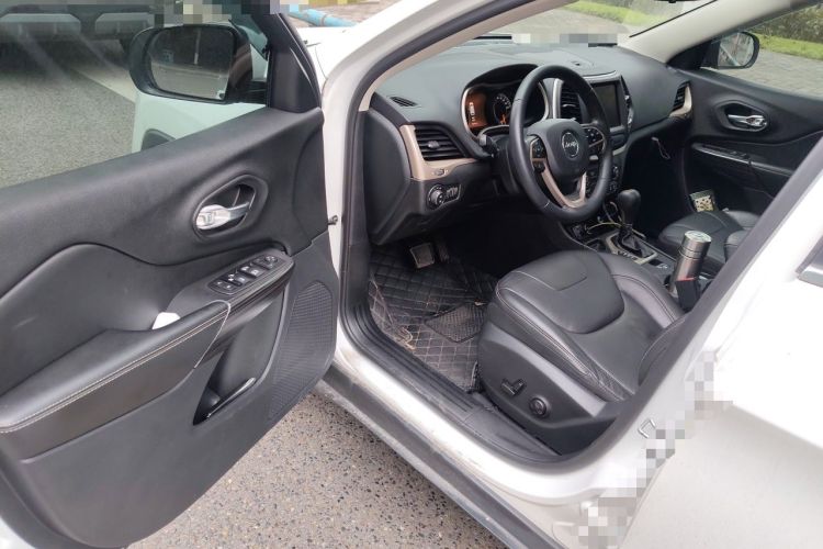 Used Jeep Cherokee 2017 2.0L Superior Edition Driver Seat