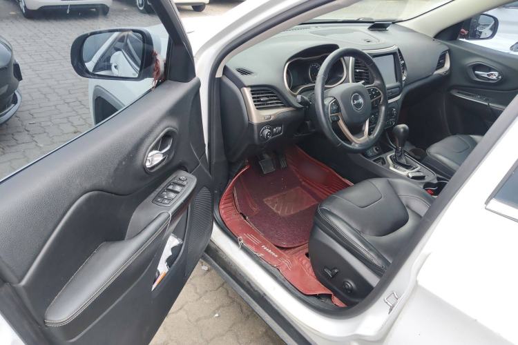 Used Jeep Cherokee 2017 2.0L Superior Edition Driver Seat