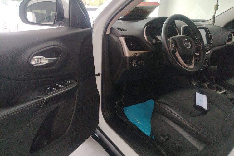 Used Jeep Cherokee 2017 2.0L Superior Edition Driver Seat