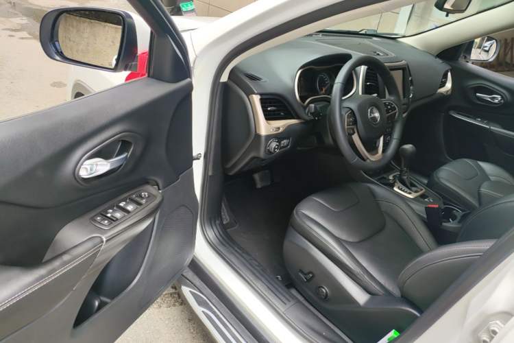 Used Jeep Cherokee 2017 2.0L Superior Edition Driver Seat