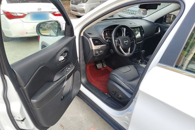 Used Jeep Cherokee 2017 2.0L Superior Edition Driver Seat