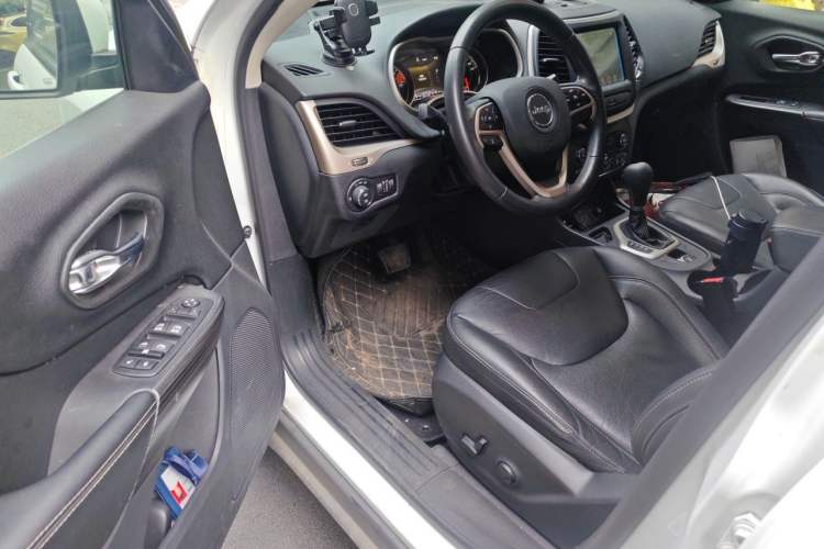 Used Jeep Cherokee 2017 2.0L Superior Edition Driver Seat