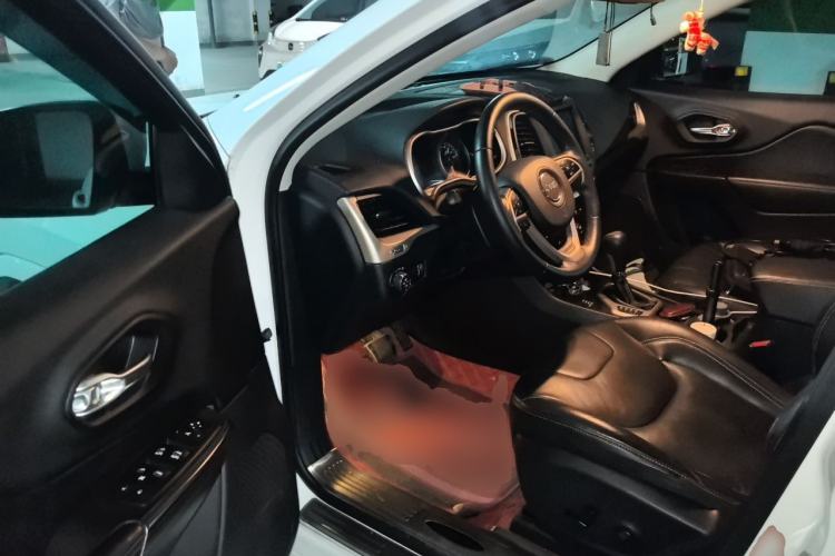 Used Jeep Cherokee 2017 2.4L Professional Smart Edition Driver Seat