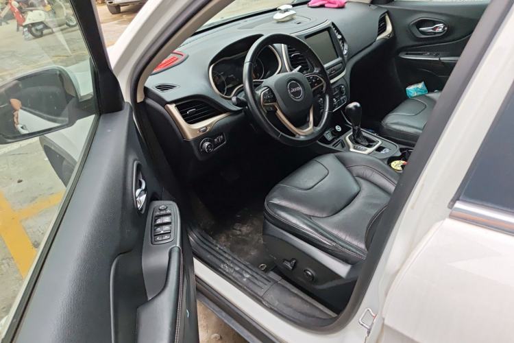 Used Jeep Cherokee 2017 2.0L Superior Edition Driver Seat